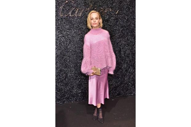 ...hat sich offenbar Schauspielerin Friederike Kempter entschieden. Zum pinken Satin-Rock kombinierte sie einen pinken Stric...