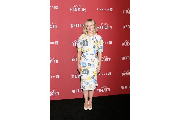 ...Kristen Bell, die ebenfalls auf Blumenprints setzte, doch waren die etwas heller als von Frau Moore. Doch warum kamen die...