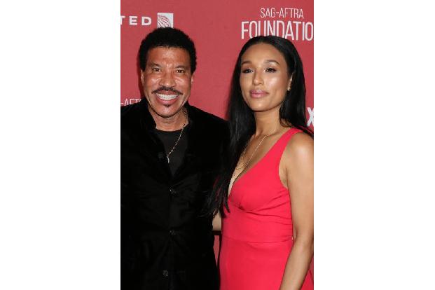 ...alle zu den SAG-AFTRA Foundation's Patron of the Artists Awards, wo unter anderem Lionel Richie einen Preis abräumte und ...
