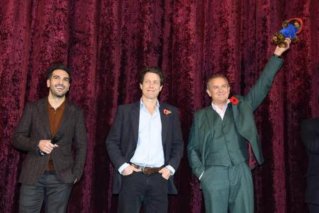 ...im Mittelpunkt und auf der Bühne des Zoo Palastes stand. Doch der Frauenschwarm war nicht ohne Grund anwesend, er leiht i...