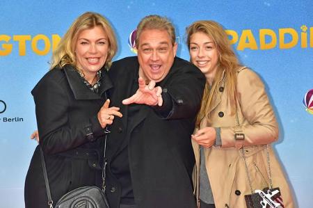 ...brachte sich Oliver Kalkofe seine Frau Connie und seine Tochter Celina zur Unterstützung mit. Bei Hugh Grant alleine kann...