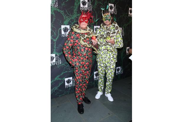 ...sich animalisch als Schlange präsentierte: Designer Michael Kors und sein Ehemann Lance LePere kamen sogar im Partnerlook...