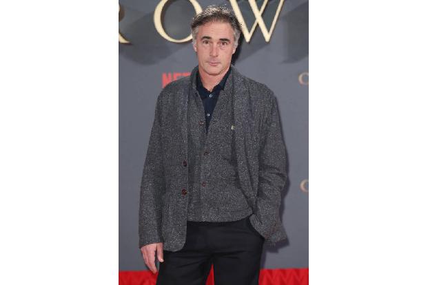 ...Greg Wise nicht. Der spielt in 'The Crown' Lord Louis Mountbatten, den Onkel von Prinz Philip aka Matt Smith. Und...
