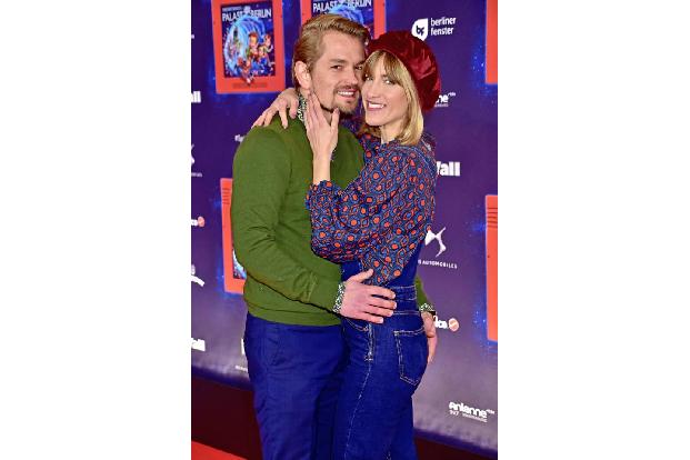 Schauspielerin Isabell Horn und ihr Jens Ackermann könnten wohl nicht glücklicher sein. Ende März kam ihre gemeinsame Tochte...