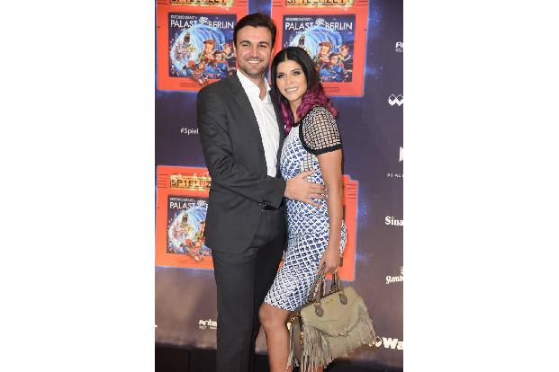 ...der Welt präsentieren wollten. Im Friedrichstadt-Palast wurde der rote Teppich für Promis wie Micaela Schäfer und Freund ...