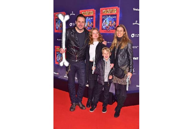 ...kam auch BossHoss-Mitglied Sascha Vollmer, der das Event mit seiner Freundin Jenny und den gemeinsamen Kids Marisha und J...