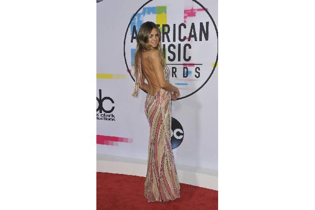 ...konnte Heidi Klum auf dem roten Teppich entzücken. Ihr Kleid von Gianni Versace war vor allem hinten sehr tief ausgeschni...