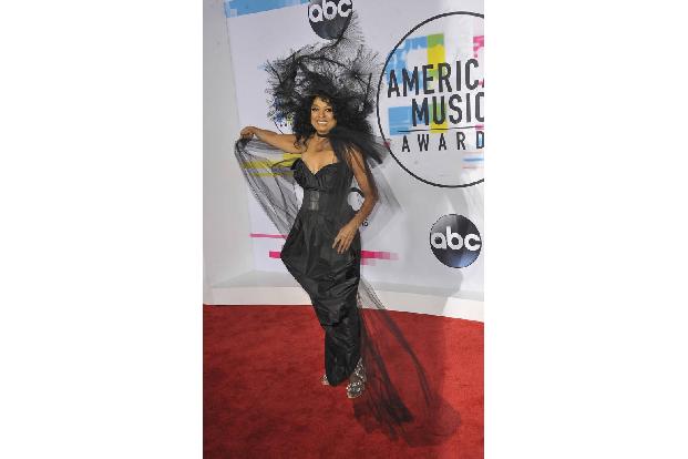 ...schoss allerdings Diana Ross ab. Die Musik-Legende nahm den Lifetime Achievement Award entgegen und wählte dafür ein schw...
