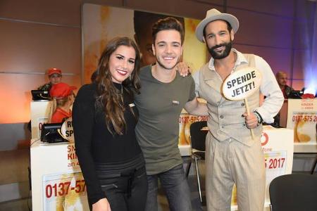Sarah Lombardi, Luca Hänni und Massimo Sinató sind 2017 einige von vielen Stars, die für RTL beim Spendenmarathon den Hörer ...