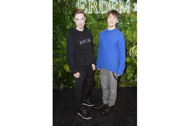 ...für Männer ist einiges dabei. Wer sich allerdings wie die Lochis in einem Sweater von Erdem zeigen will, muss schnell sei...
