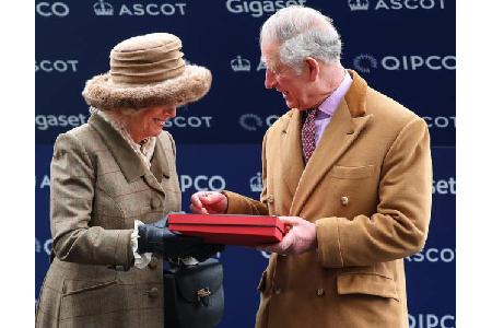 ...an die Teilnehmer zu übergeben. Die rote Schachtel war also kein Geschenk von Charles an seine Camilla, sondern ging an...