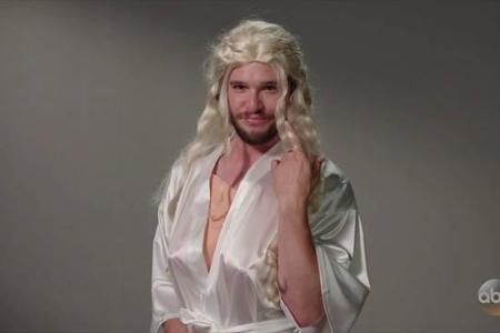 TV-Held Kit Harington in Frauenklamotten? Was war da denn los? Der Schauspieler hatte sich nicht für die Erfolgsserie 'Game ...