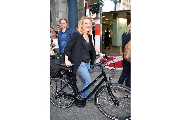 Umweltbewusst radelte Schauspielerin Maria Furtwängler am Dienstagabend vor einer Bank in Berlin vor - dabei verbrannte sie ...