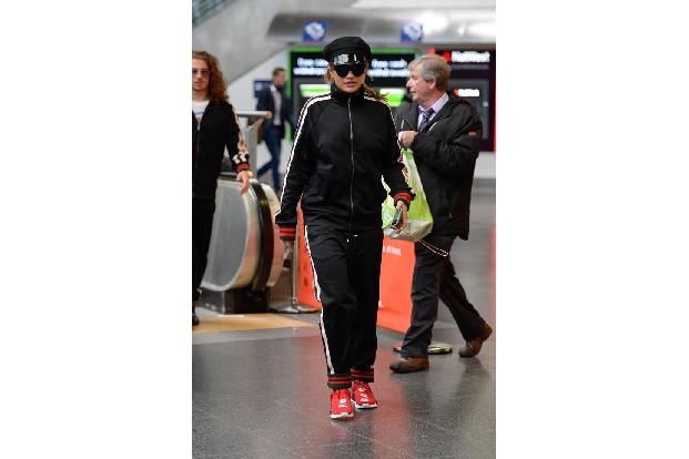 ...scheint die Meinung des Modemachers nicht zu kümmern: Der Popstar liebt Tracksuits. Vor allem zum Fliegen. Damit ist sie ...