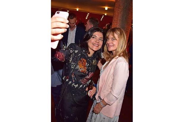 ...obligatorischen Selfies, bei denen Stars Stars fotografieren. Jasmin Tabatabai freute sich da, Nastassja Kinski über den ...