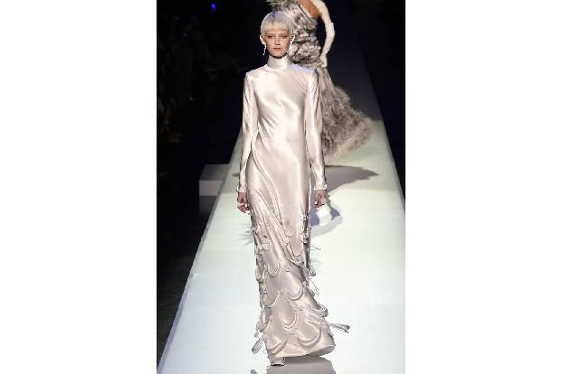Glanz und Gloria - das könnte man als Motto für die Saison Herbst/Winter 2017/18 ausrufen. Denn Satin und Seide sind wichtig...