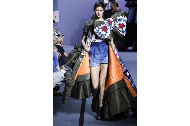 ...spiegelt sich im wahrsten Sinne des Wortes auch in den Designs von Viktor & Rolf wider, die die bekannte Bomberjacke eine...