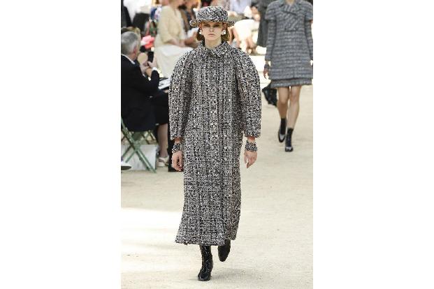 ...sieht Karl Lagerfeld die kommenden Monate. Sogar Chanel will auf eine abgewandelte Form des Schulterpolster nicht verzich...