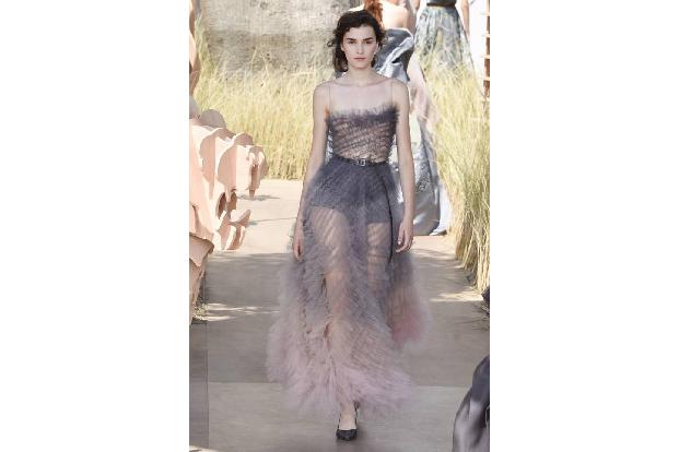 ...sah man beispielsweise bei Christian Dior jede Menge Transparenz - dieser Trend wird uns wohl noch länger erhalten bleibe...