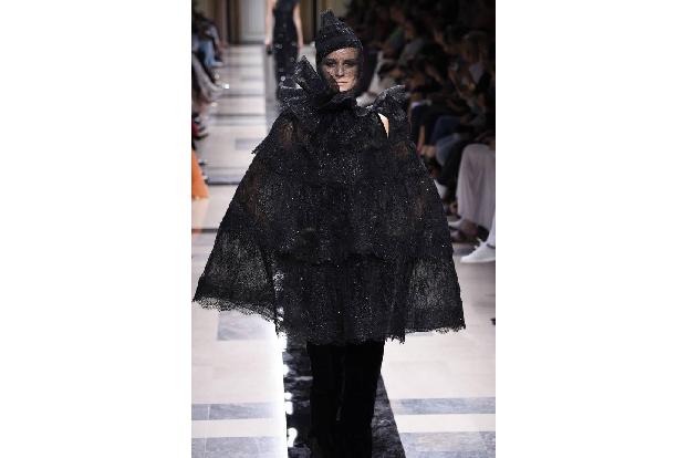 ...aber bei Armani im Gegensatz nicht verspielt sondern eher witwenhaft wirkte. Doch da sind wir wieder bei den 80ern: Es is...