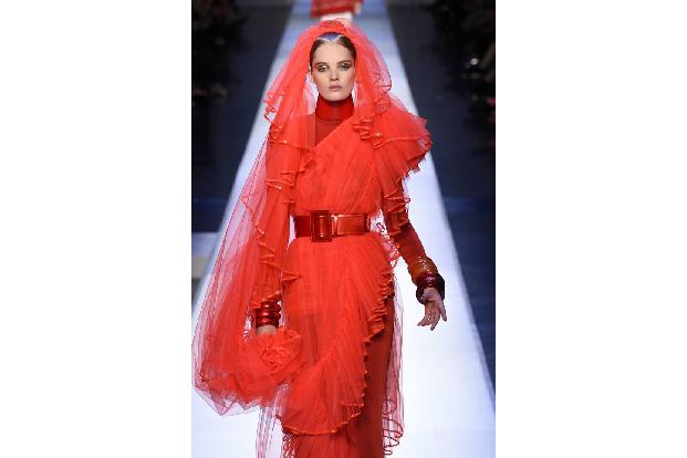 ...sein großes Comeback in Paris feierte, auch bei Jean Paul Gaultier. Und dabei gilt: je mehr Lagen, desto besser. Ein ande...