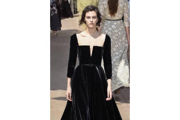 ...wir wiedersehen werden, ist Samt. Elie Saab oder hier Christian Dior verwandeln ihre Models in königliche Gestalten aus v...