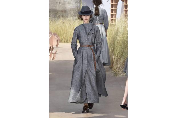 ...Vergangenheit wird man bei Christian Dior übrigens auch erinnert: Dieses Kleid könnte schließlich direkt aus den 1940ern ...