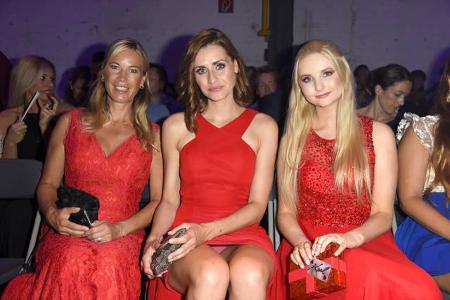 ...auch bei diesen drei Ladys in Red: Offenbar hatten sich die RTL-Moderatorinnen Birgit von Bentzel, Bella Lesnik und Model...