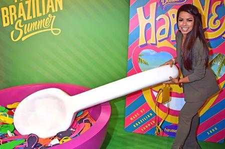 Keine Sorge! Fernanda Brandao gibt hier nicht den Löffel ab - sie fischt im neuen Store der Flip-Flop-Marke Havaianas nach i...