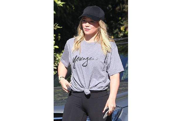 ...ist sogar Wiederholungstäterin: Besonders gerne knotet Hilary Duff ihre Oberteile, wenn sie zum Sport geht und zeigt dami...