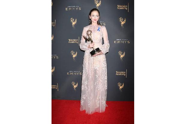 Alexis Bledel hat für ihre Leistung in der Dramaserie 'The Handmaid's Tale', die eine dystopische Zukunft Amerikas zeigt, ei...