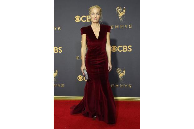 Die Emmy Awards lieferten in diesem Jahr modisch wieder einiges. So auch Gillian Anderson in ihrem Traum aus Samt. Was für v...