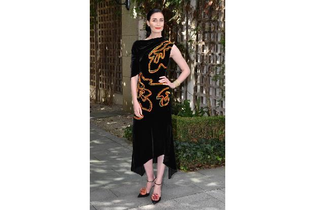 ...Erin O'Connor setzten ebenfalls bereits auf Kleider aus Samt - mit den kommenden kalten Tagen sicherlich keine schlechte ...