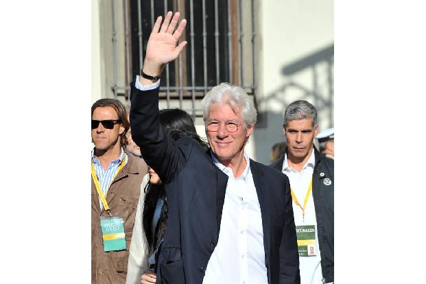 Richard Gere sagte am Mittwoch der Menge in Pisa ziemlich entspannt und gut gelaunt Hallo oder Ciao - wie auch immer, er...