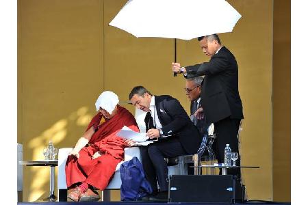 ...dem Geistlichen wurde dank eines Schirms dann endlich schützende Hilfe geboten. Das Beste folgte aber noch. Zumindest...