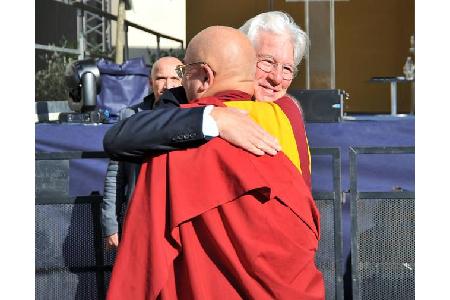 ...für Richard Gere, als er seinen Freund endlich mal wieder in die Arme schließen und anschließend noch ein paar Worte...