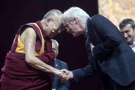 ...endgültig dazu und gilt schon seit langem als Freund des Dalai Lama. So verwundert es auch nicht, dass sich der Star und ...