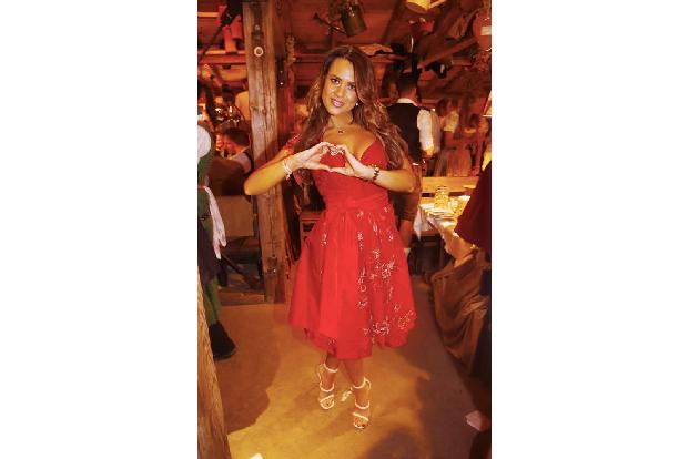 ...nicht nur abertausende trinkfreudige Normalos, sondern auch die Promis wie jedes Jahr zur Maß greifen. Bachelorette Jess...