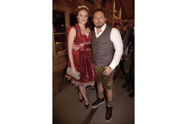 ...in Dirndl und Lederhosen. So kam auch 'GNTM'-Gewinnerin Barbara Meier mit ihrem Liebsten Klemens Hallmann oder...
