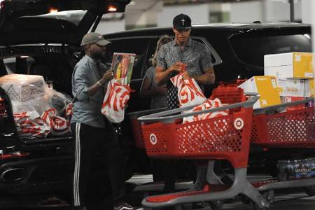...für die Opfer des Hurricane Harvey. Ganze vier volle Einkaufswägen wurden da in das Auto der beiden gepackt, damit sie ku...