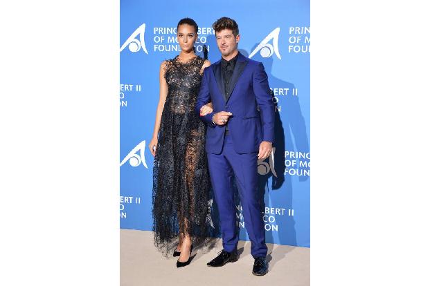 ...ziemlich frisch verliebtes Gespann kam dann auch noch zur Spendengala. Robin Thicke führte seine schwangere April Love Ge...