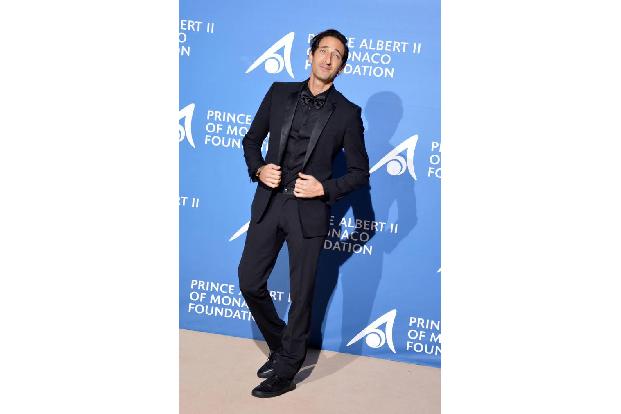...mit jemandem an ihrer Seite, Hollywoodstar Adrien Brody meisterte seinen Auftritt in der Opera Garnier ganz alleine und...