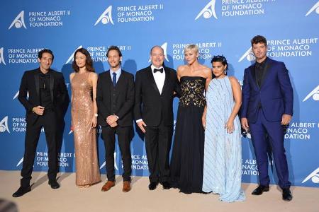 ...sowieso schon ist. Auf ein Gruppenfoto musste sie dann allerdings verzichten. Da durften dann nur Adrien Brody, Olga Kury...