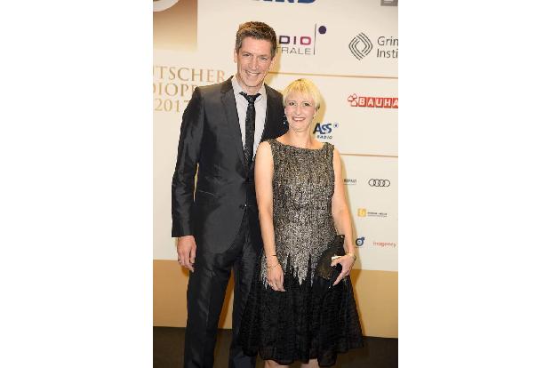 ...sah man 'stern TV'-Moderator Steffen Hallaschka mit seiner bezaubernden Frau Anne-Katrin und...