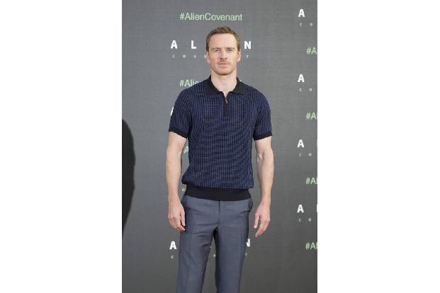 ...Michael Fassbender eigentlich auch so richtig deutsch ist - also er ist halb Deutscher und halb Ire - weiß sowieso jeder...