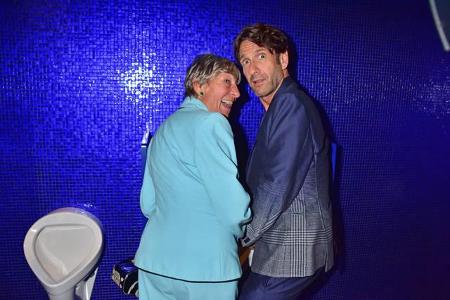 ...Unternehmerin Heidi Hetzer und Falk-Willy Wild ein besonderes Interesse an den Pissoires, obwohl sich die zwei dabei etwa...