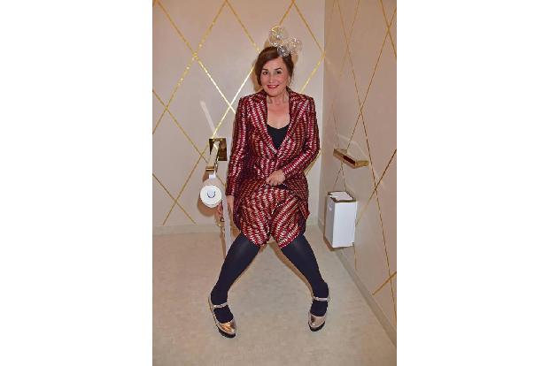 ...Fiona Bennett verantwortlich gewesen war. Die Hutdesignerin der Stars hat nämlich die ganze Toilette des Varieté Winterga...