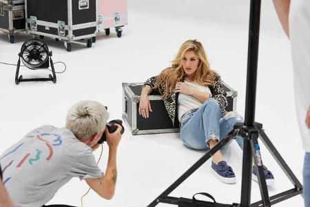 Nach der erfolgreichen Schuhkollektion von Deichmann zur Frühjahr/Sommer-Saison 2017 legt Ellie Goulding wieder nach: Für de...