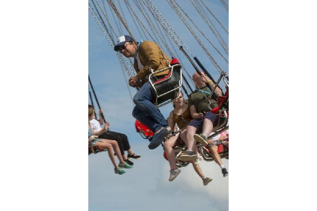 Jamie Oliver kennt man normalerweise nur hinter einem Herd oder auf Mission für bessere Ernährung. Dass der Fernsehkoch da z...