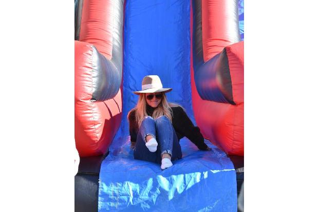 ...in Hilary Duff doch auch noch ein kleines großes Kind. Ob jetzt ein Karussell oder eine aufblasbare Rutsche diese Gefühle...